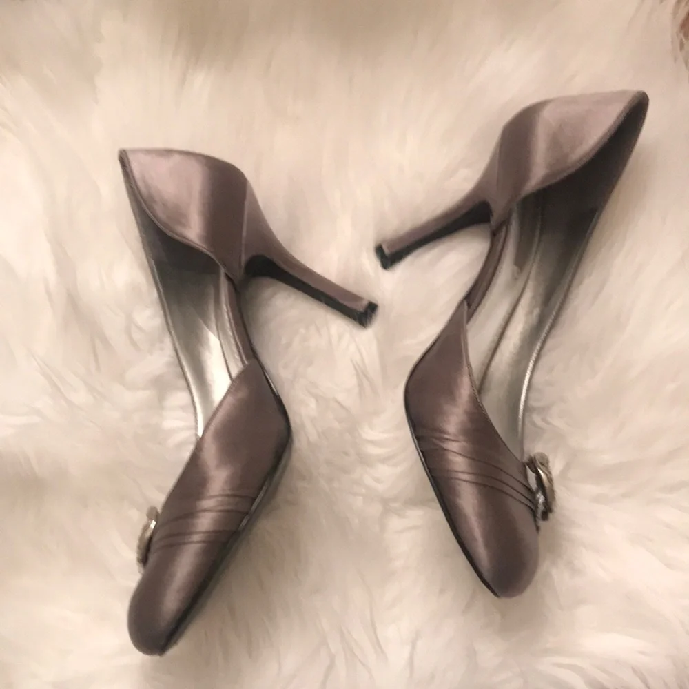 Beautiful satin dressy pump - Picture 1 of 6